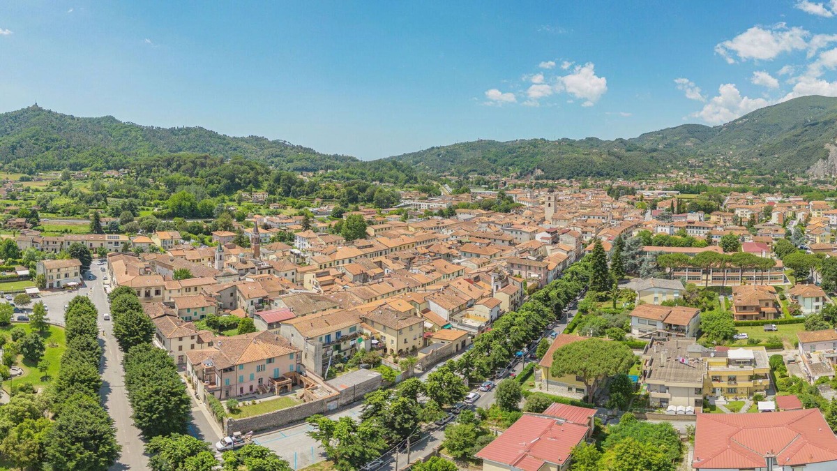 Camaiore Villa | Stunning villa for 5 people with WIFI, TV, terrace, pets allowed and parking