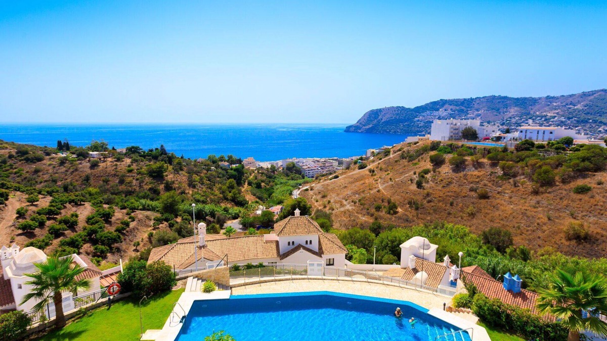 La Herradura House | Stunning villa for 6 people with pool, A/C, WIFI, TV and terrace