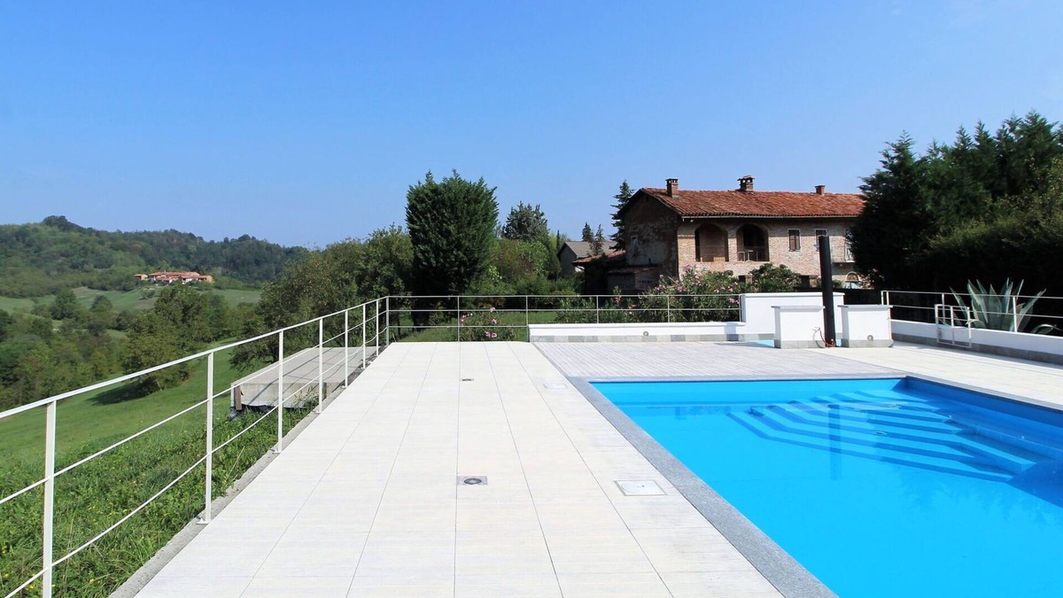 Brozolo House | Stunning villa for 6 guests with WIFI, private pool, TV, veranda, panoramic view and parking