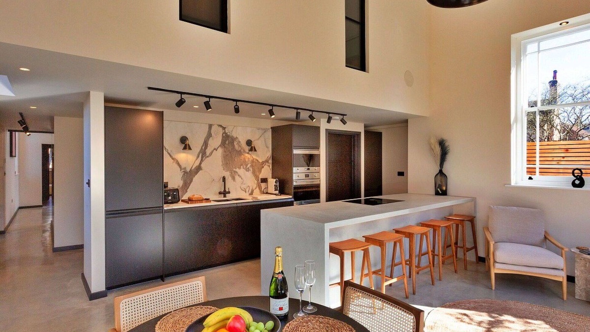 Appledore House | Stunning villa for 6 guests with WIFI, pets allowed and parking
