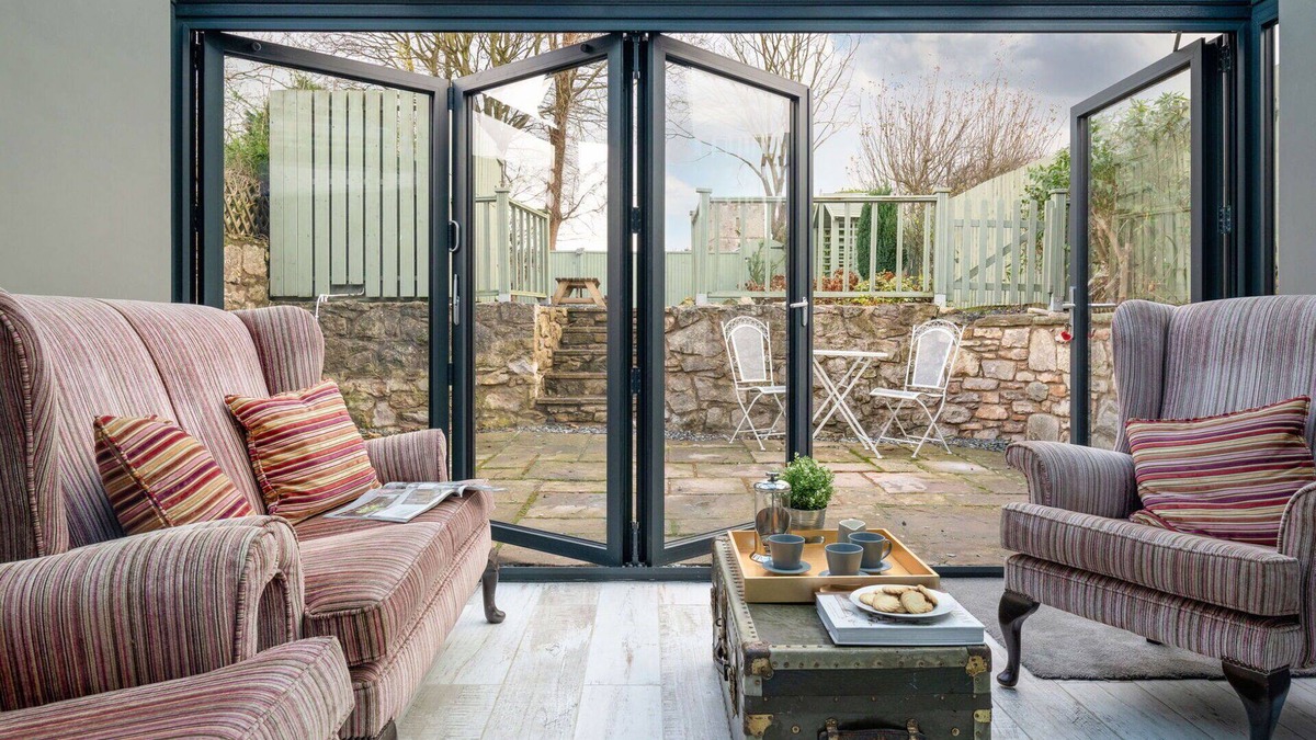 Caerwys House | Stunning villa for 6 people with WIFI, TV, pets allowed and parking