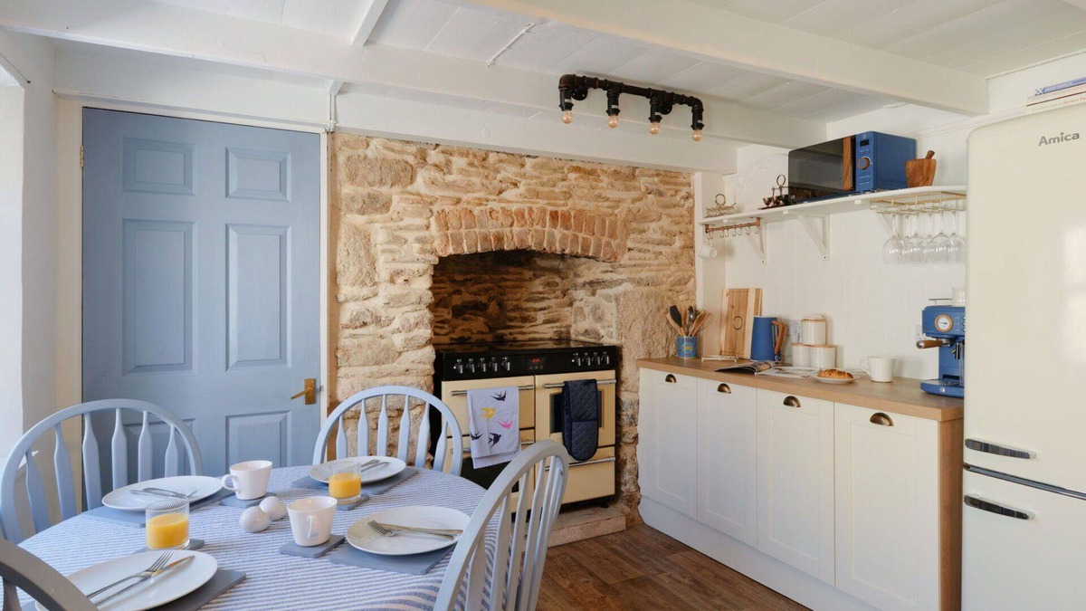 Tywardreath House | Stunning villa for 6 people with WIFI, TV, pets allowed and parking