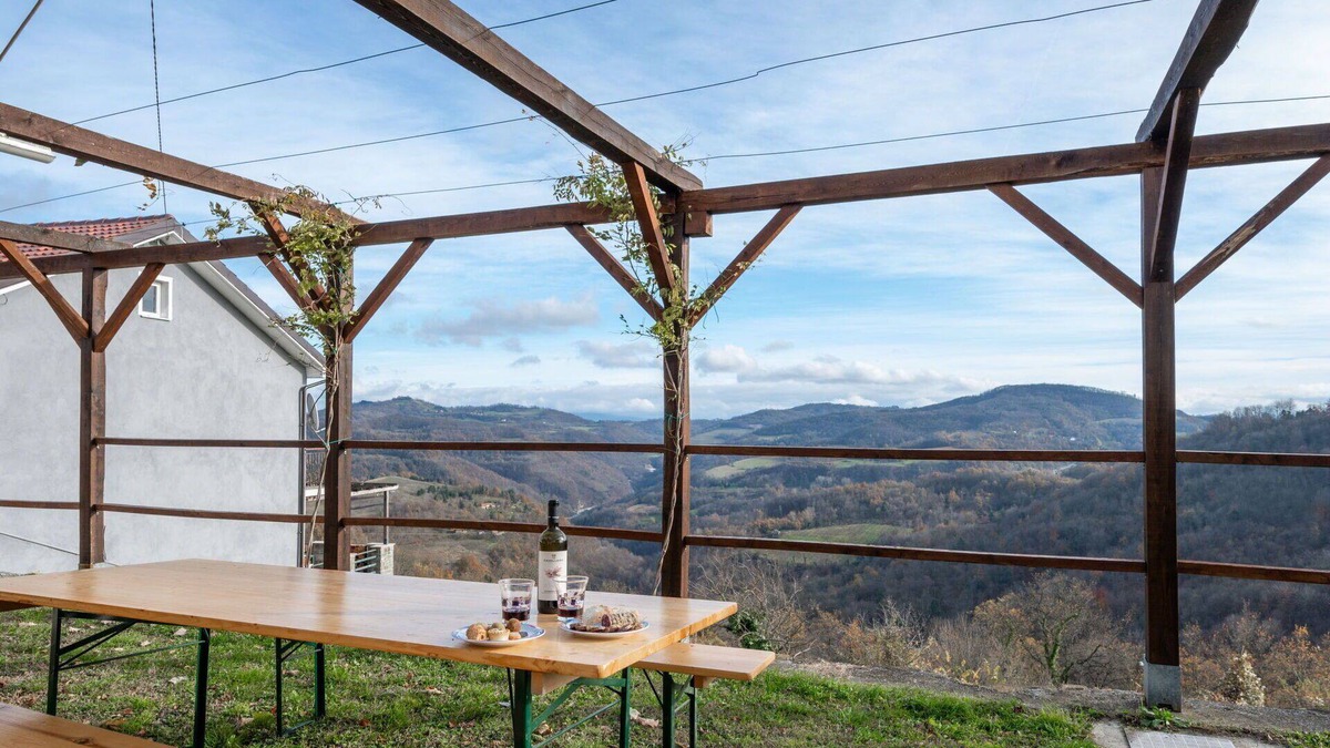 Gottasecca House | Stunning villa for 7 people with WIFI, hot tub, TV, patio, pets allowed, panoramic view and par.