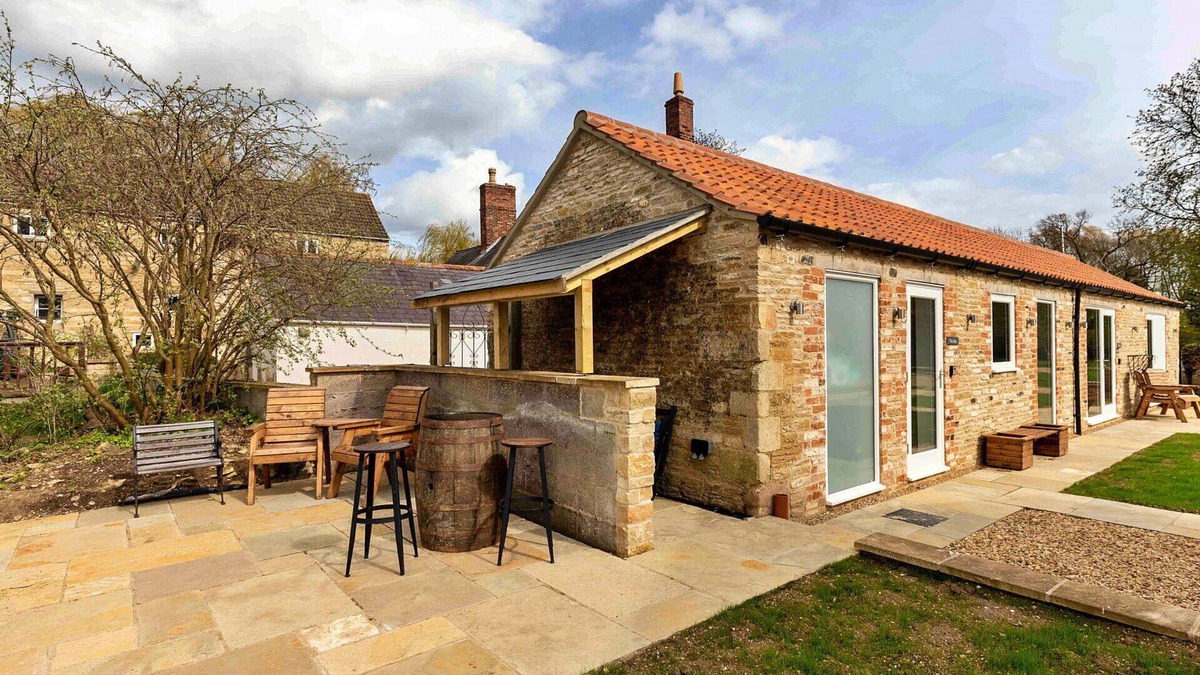Thurlby House | Stunning villa for 2 people with WIFI, terrace, pets allowed and parking