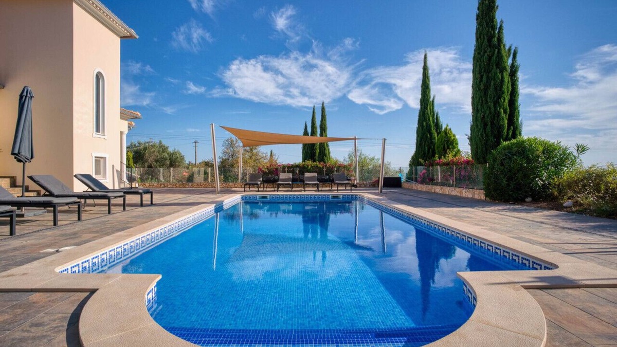 Loule Villa | Stunning villa, heated pool, pool bar, sea views