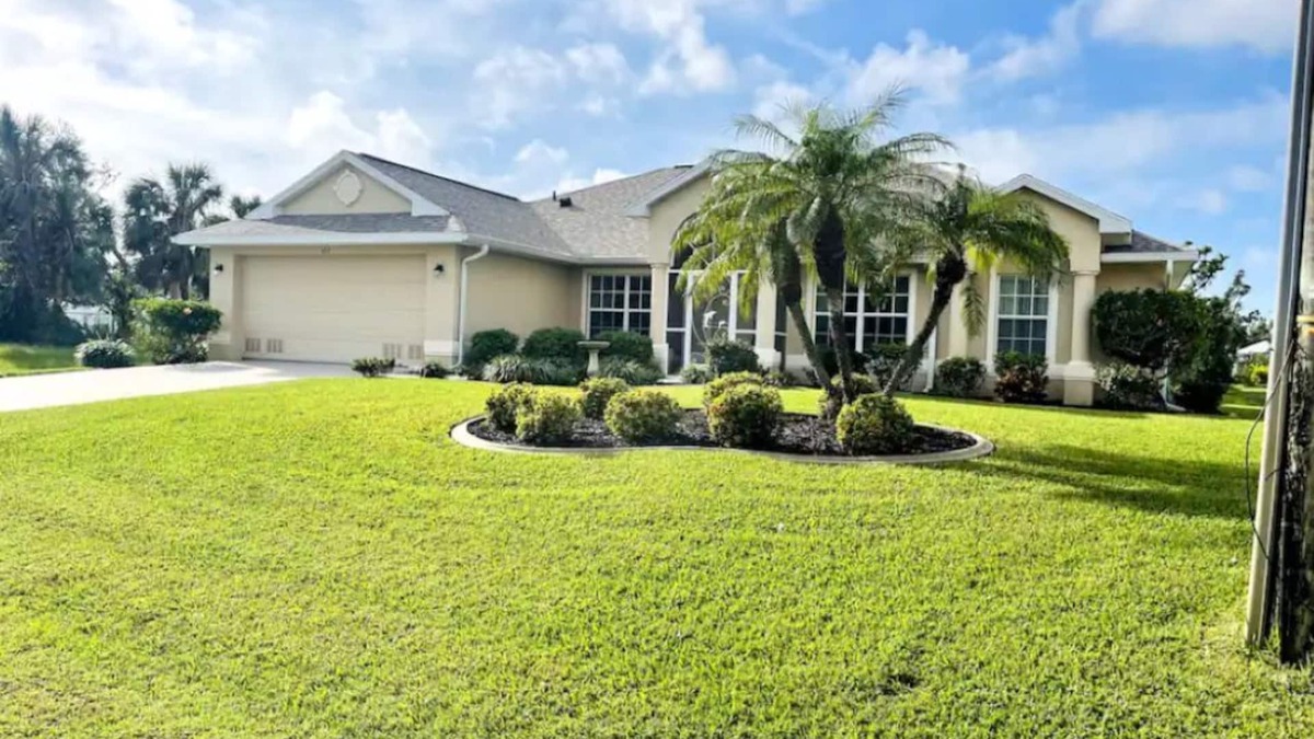 Long Meadow Villa | Stunning Villa in Golfer's Paradise/Canal Views