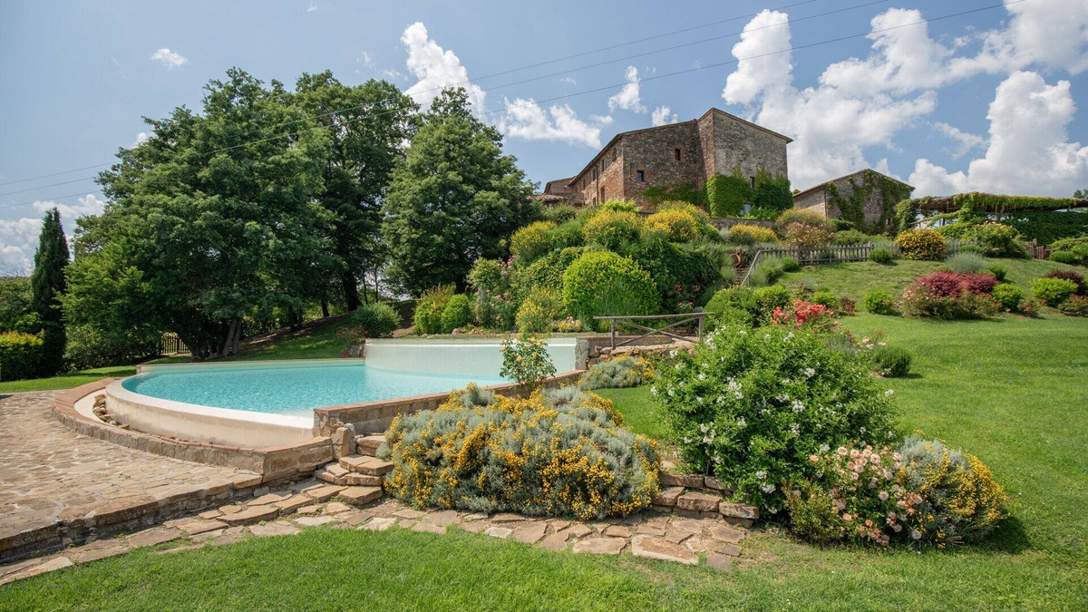 Chiusdino Villa | Stunning Villa near San Galgano up to 18 people