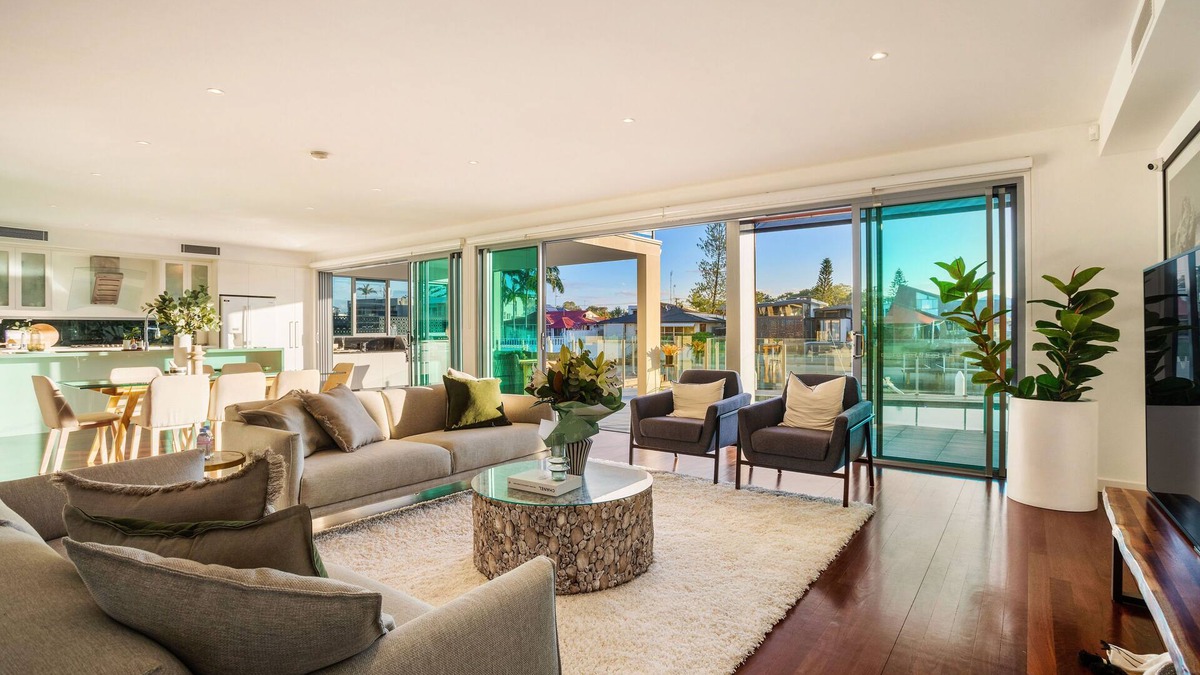 Surfers Paradise House | Stunning Waterfront home on the Gold Coast*Heated Pool* nPet Friendly.