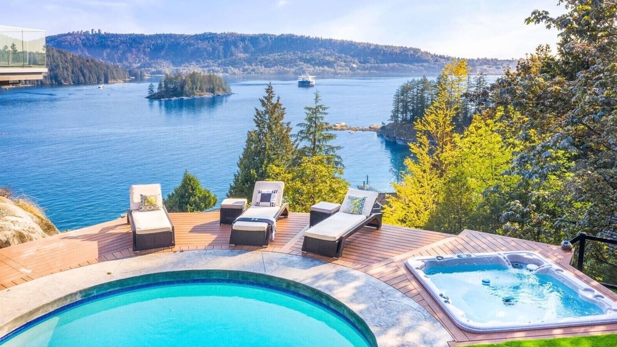 District of North Vancouver Villa | ✨Stunning Waterfront views Retreat Villa, 5 Bed, 5 Bath, Pool, Sauna, Hot tub✨
