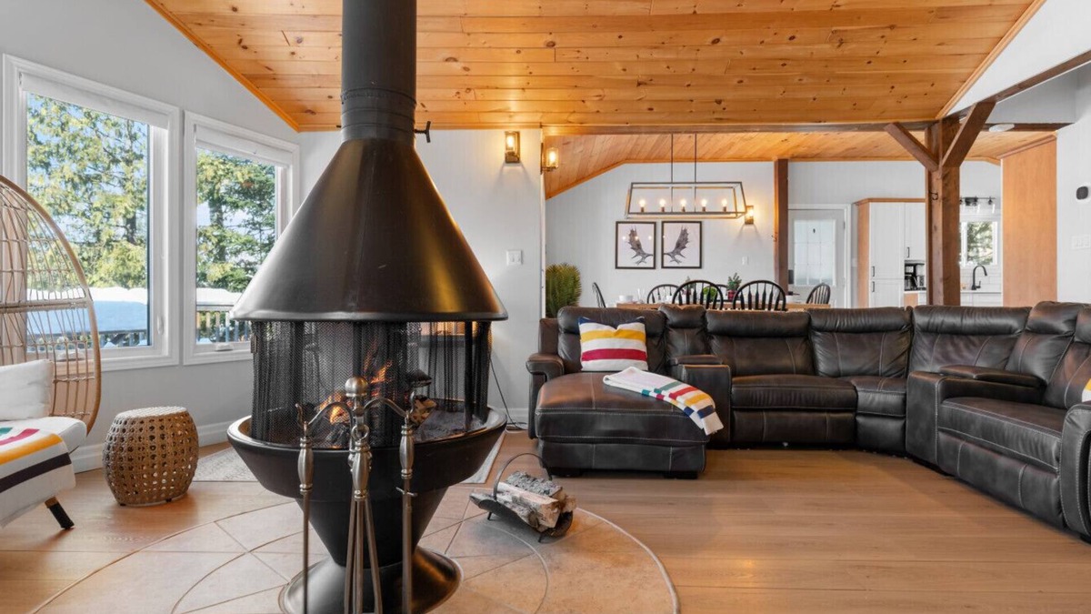 Faraday House | Stunning Waterfront Cottage Getaway