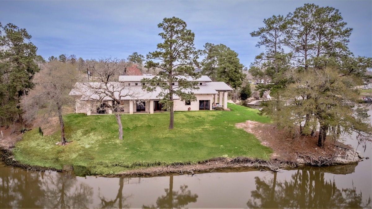 Riverside House | Stunning Waterfront Home with Beautiful Views, A Perfect Retreat for Relaxation