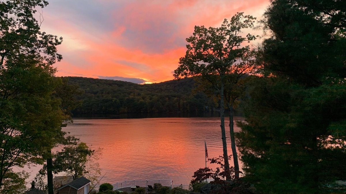 Danbury House | Stunning Waterfront Lake House with Amazing Views