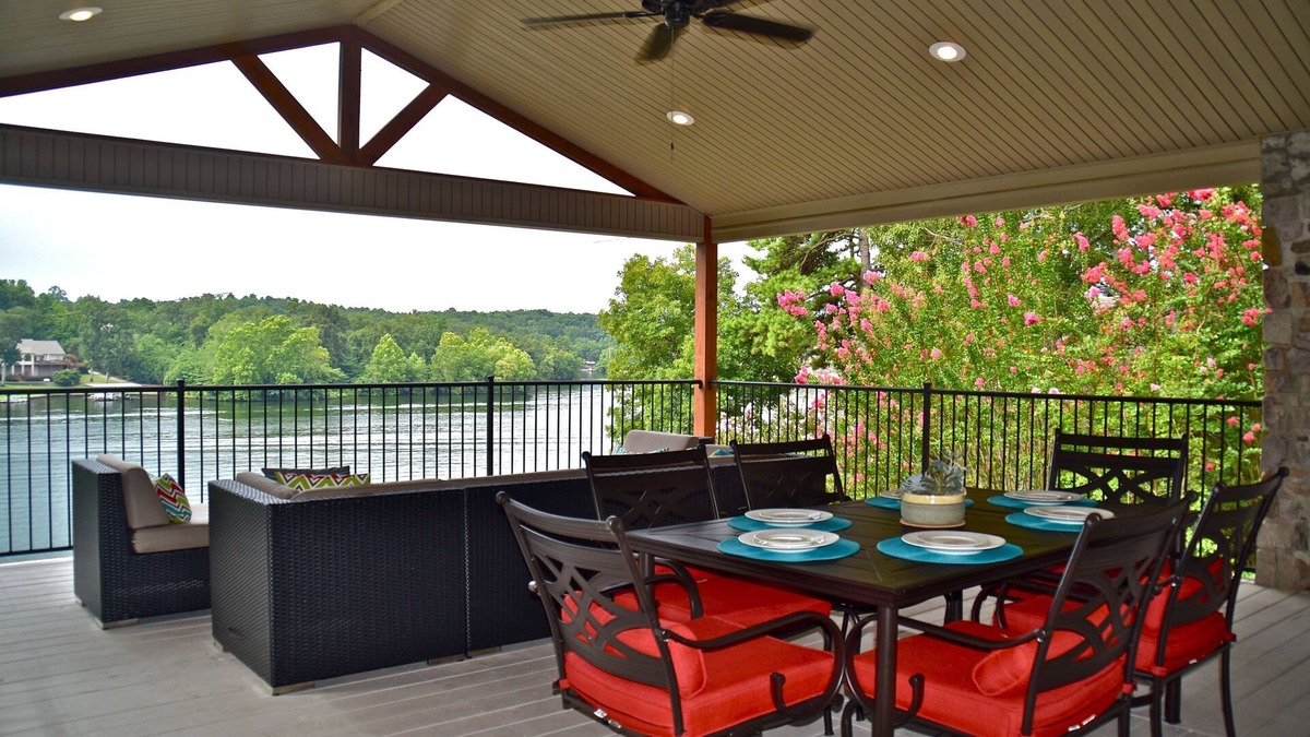 Piney House | Stunning Waterfront Lake Hamilton Views! (With Covered boat stall)