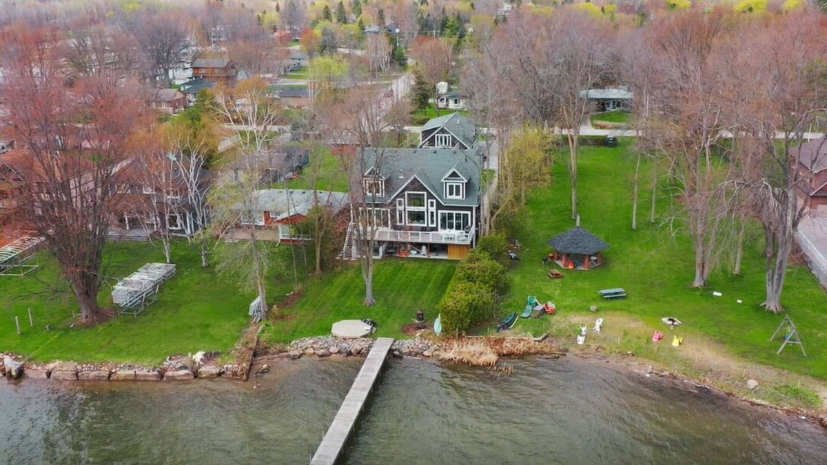 Innisfil House | Stunning Waterfront Luxurious Lakehouse .Great For Family Stays!