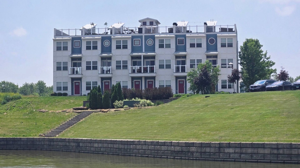 Ottawa House | Stunning Waterfront Rooftop in Heritage Harbor Sleeps 10-11!
