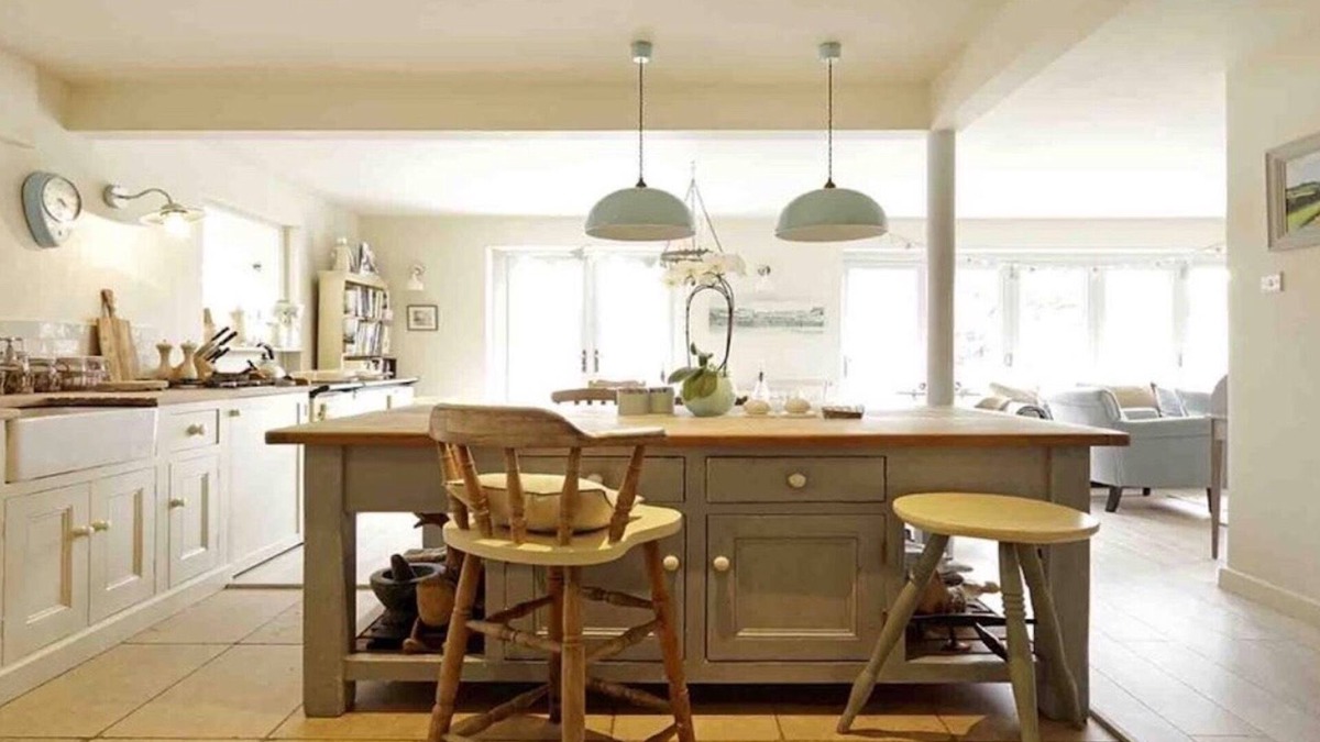 East Wittering House | Stunning West Wittering Seaside, pet friendly home. 2 mins walk the beach.