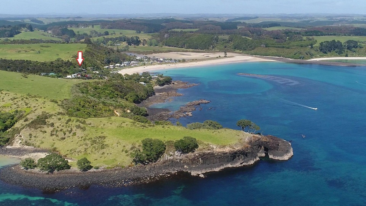 Te Tii Apartment | Stunning white sand beach with gated access