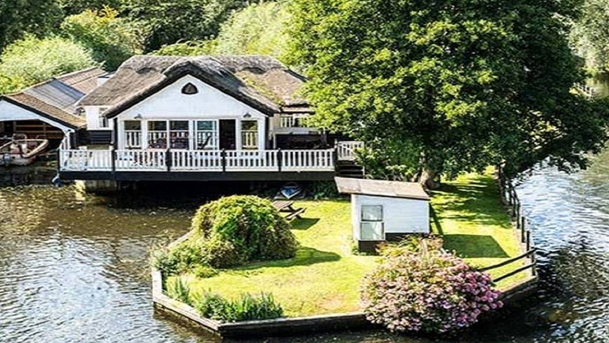 Wroxham Cottage | Stunning Wroxham holiday cottage, River Bure. Sleeps 10. Includes boat & hot tub