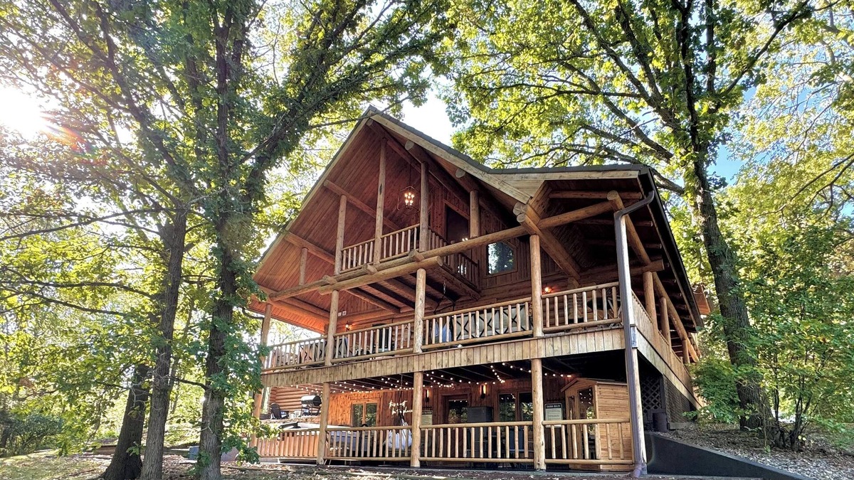 Lawndale Cabin | Stunning XL Log Cabin in Bloomington, IL! 2 Game Rooms + Hot Tub & Sauna!