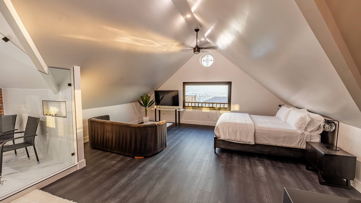 Bankers Hill Apartment | Stunning Zen Penthouse w/Dream Bathroom & Views by Little Italy and Convention C