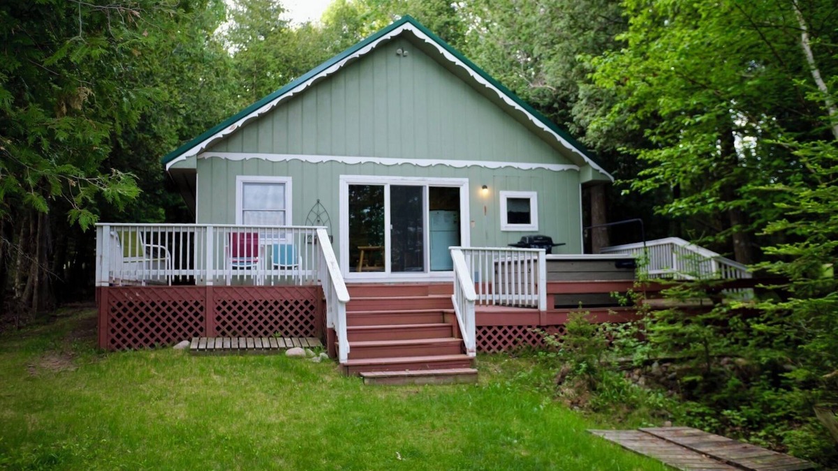 Drummond House | Sturgeon Bay Chalet on Drummond Island