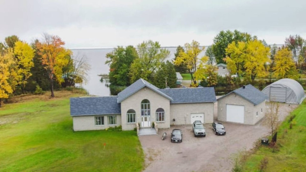 West Nipissing Villa | Sturgeon Falls Luxury Estate - Waterfront property