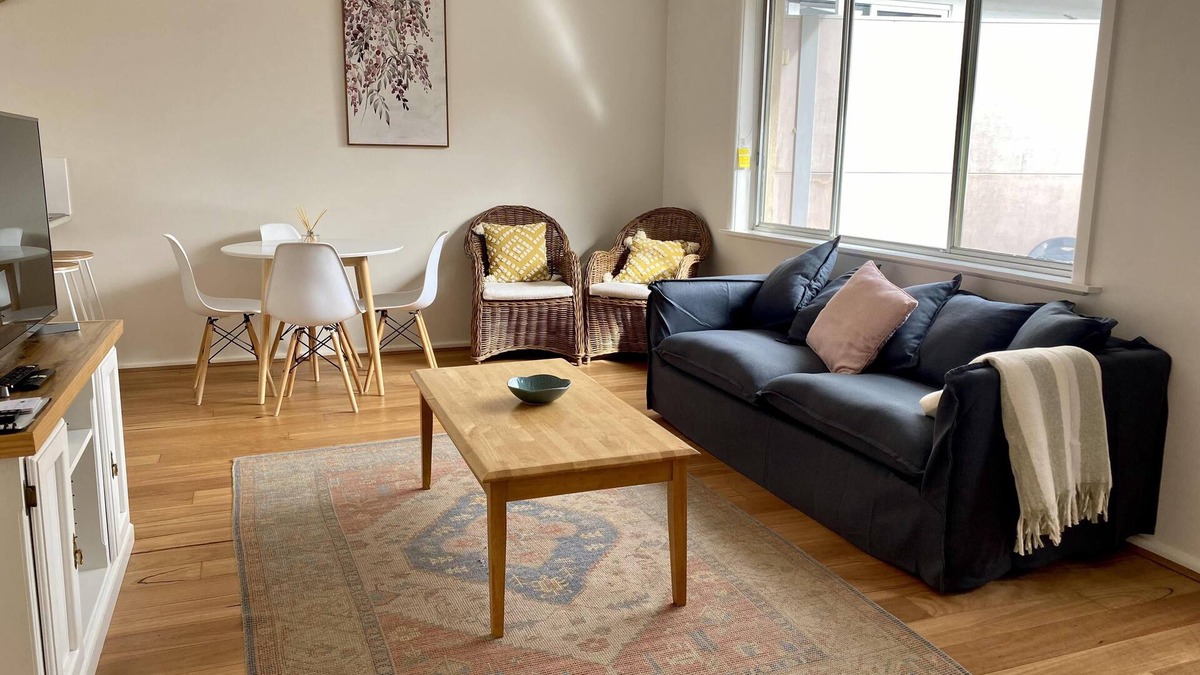Albury Apartment | Style on Stanley- central, single garage and wifi! - Central two bedroom apartment with a queen bed, two singles and kitchen facilities