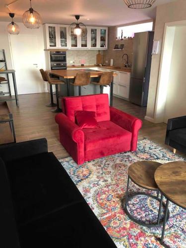 Aidlingen Apartment | Stylisches Maybach Appartement mit Terrasse für 5 Personen, 5 Betten, große Kochinsel, Homeoffice mit 250Mbit WLAN