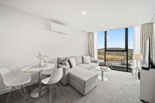 Phillip Apartment | Stylish 1-Bed with Pool, Cinema & Sunset Views