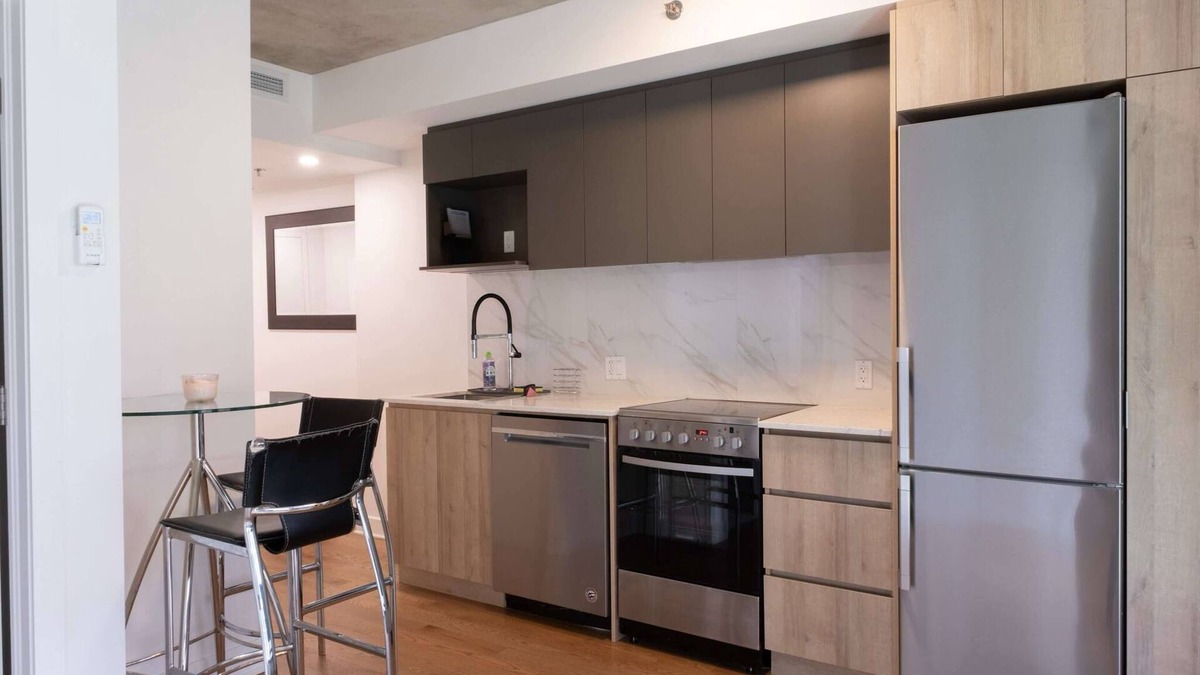 Pointe-Saint-Charles Condo | Stylish 1-bedroom condo located in vibrant Griffintown,