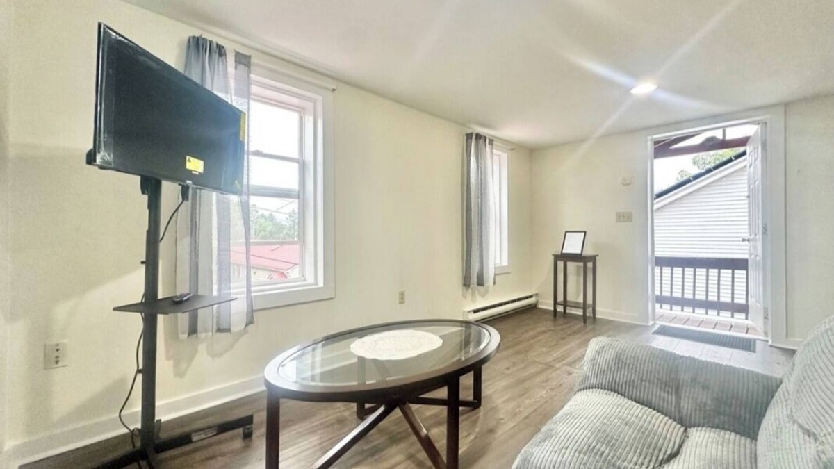 Mechanicsville House | Stylish 1-Bedroom Duplex home with Air Conditioning in Desirable Danville