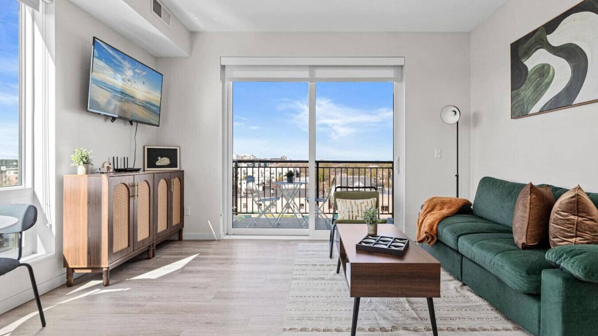 Lyn-Lake Apartment | Stylish 1-Bedroom Retreat in Uptown Minneapolis