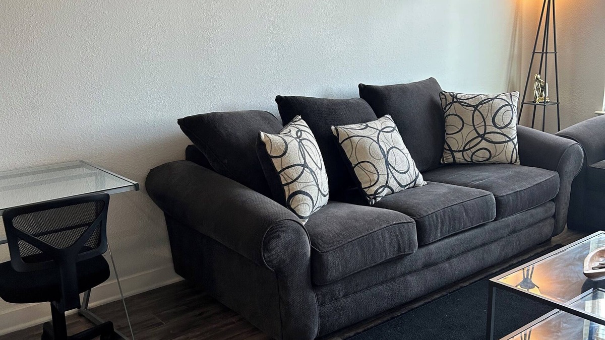 Old East Dallas Apartment | “Stylish 1-Bedroom Retreat in Deep Ellum: Patio, Free Amenities