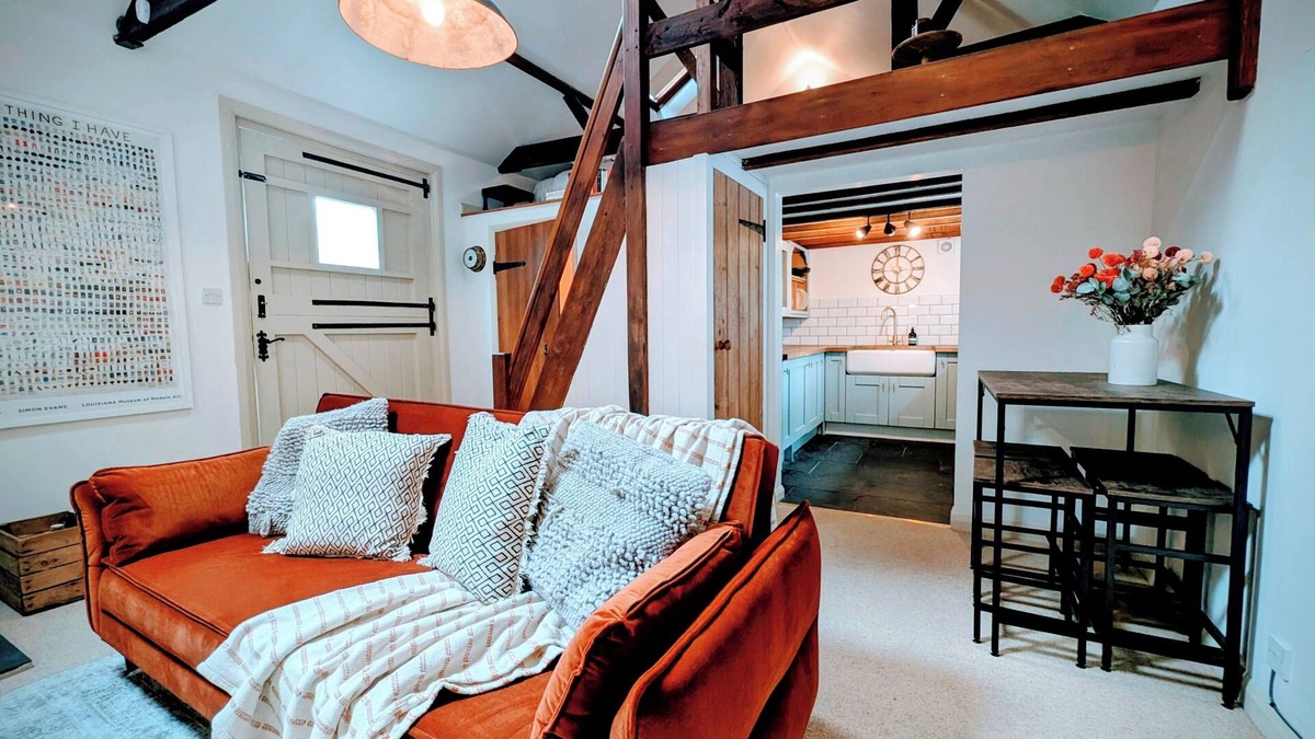 Leatherhead Apartment | Stylish 1BD Cottage with Fireplace | Parking