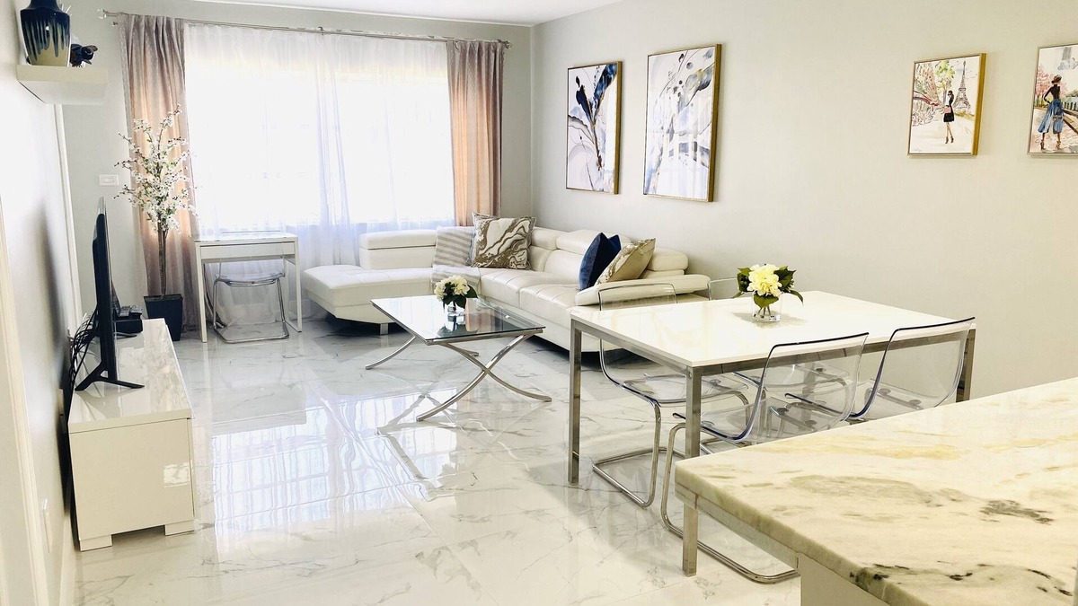 Aventura Condo | Stylish 1BR 1.5BA Condo 1Block to Aventura Mall+ Parking