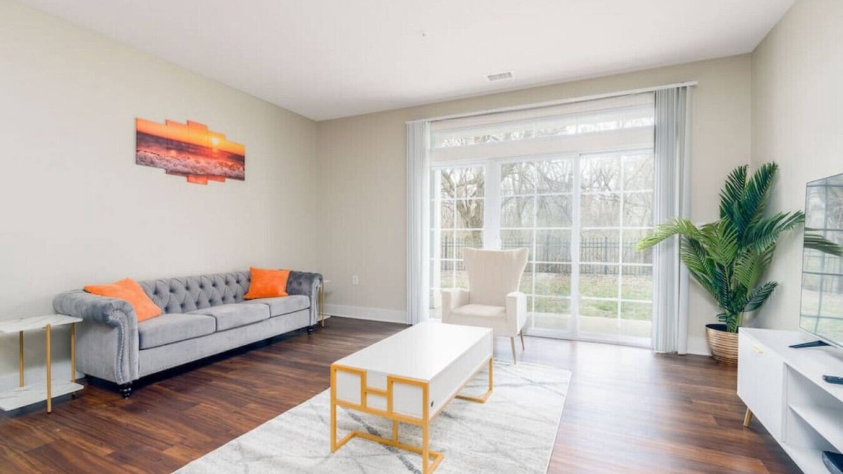 Indianapolis Apartment | Stylish 1BR in at the Crossing