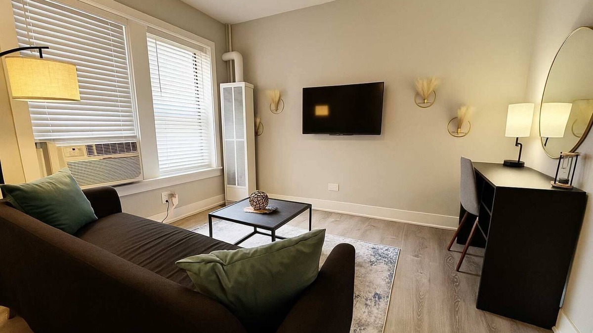 Boystown Apartment | Stylish 1BR in Lakeview Chicago