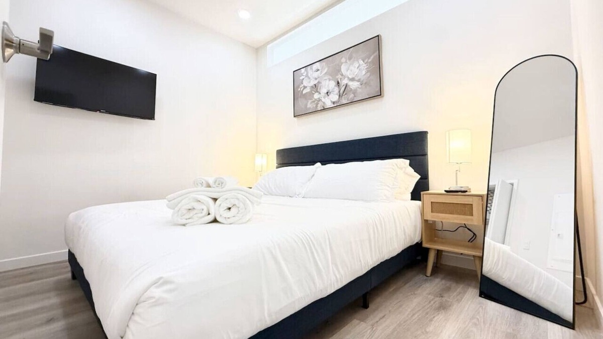 Poplar Apartment | Stylish 1Br King with Gym in the Heart of Old City