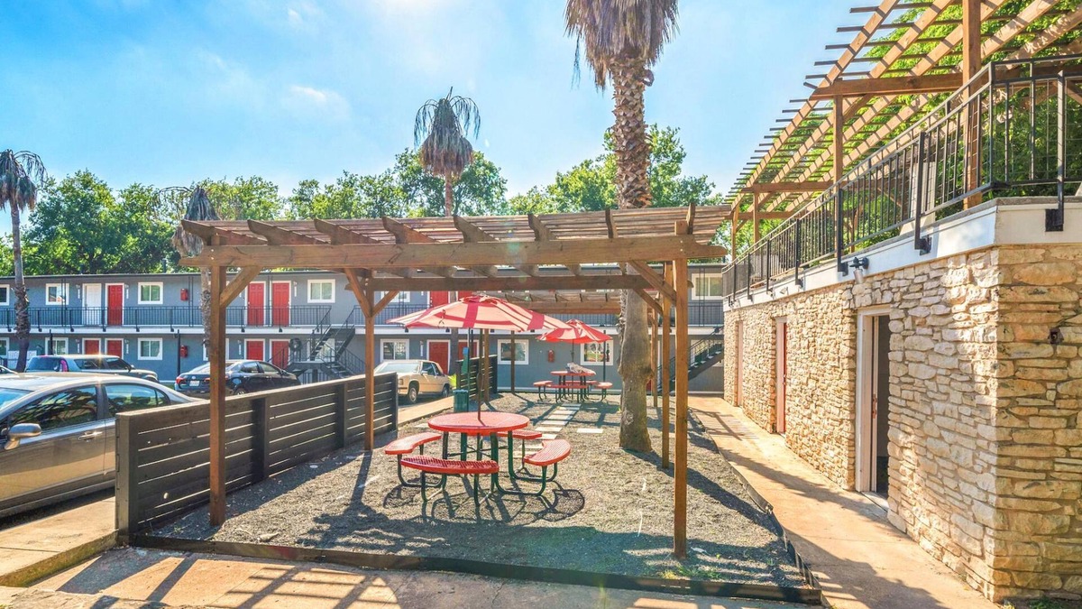 Brentwood Apartment | Stylish 1BR Near UT Brentwood Evonify