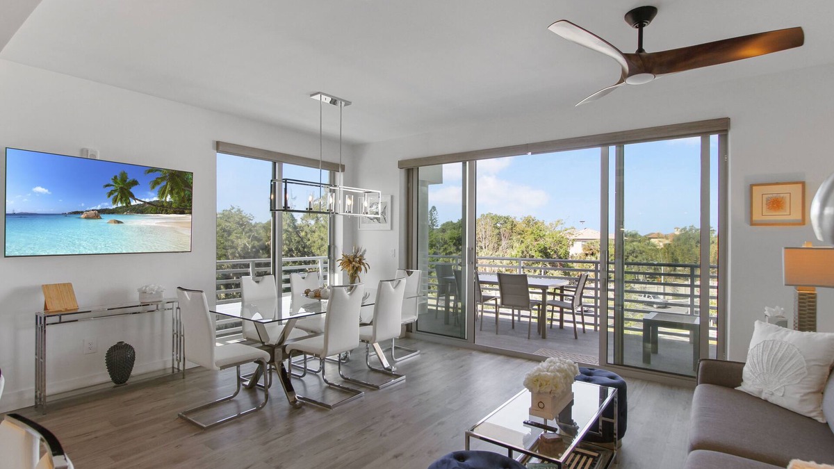 Central Sarasota Condo | Stylish 2/2 Condo Pool View w/2 terraces 4th Floor