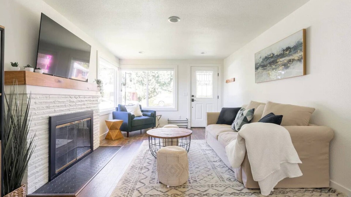 Northgate House | Stylish 2-bd Home, Blocks to Shops & Light Rail
