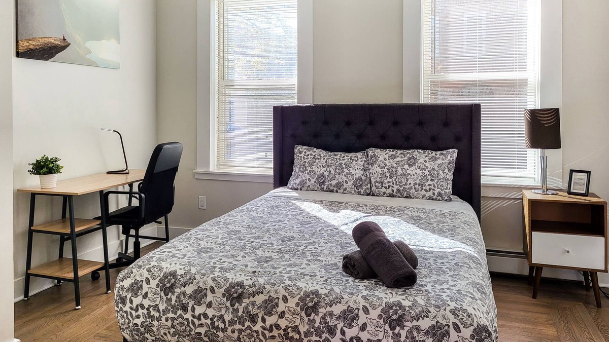 Downtown Apartment | Stylish 2-bed 1-bath right by Wooster Square - Parking and laundry room included