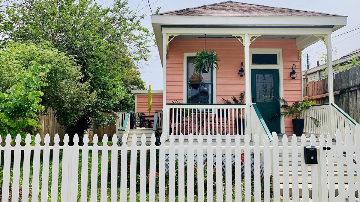 Galveston House | Stylish 2 BED, 2 BATH Shotgun-style house near beach!