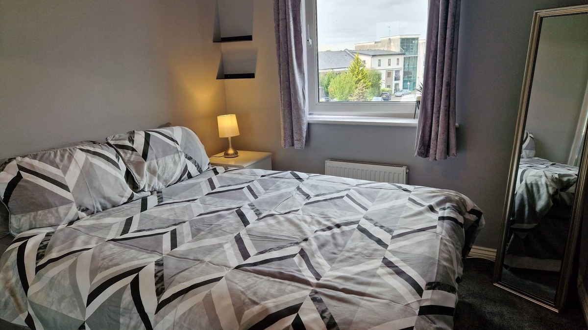 Coventry Apartment | Stylish 2-Bed Apartment - Sleeps 4, Parking & WiFi