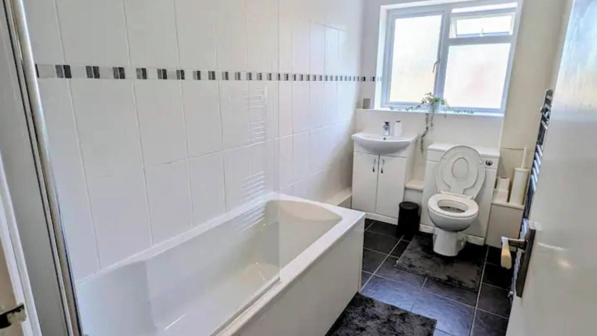 Sutton West Apartment | Stylish 2-Bed Gem in Sutton - Your Cozy Retreat!