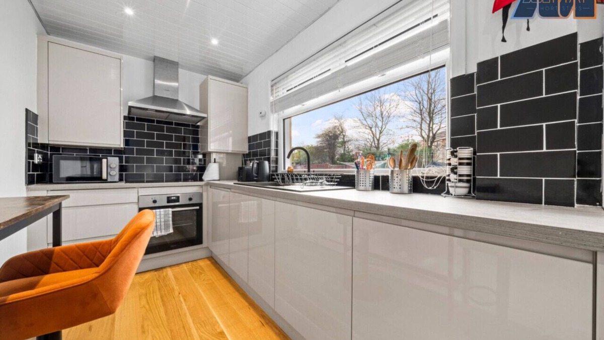 Grangemouth House | Stylish 2 Bed Home With Garden Space