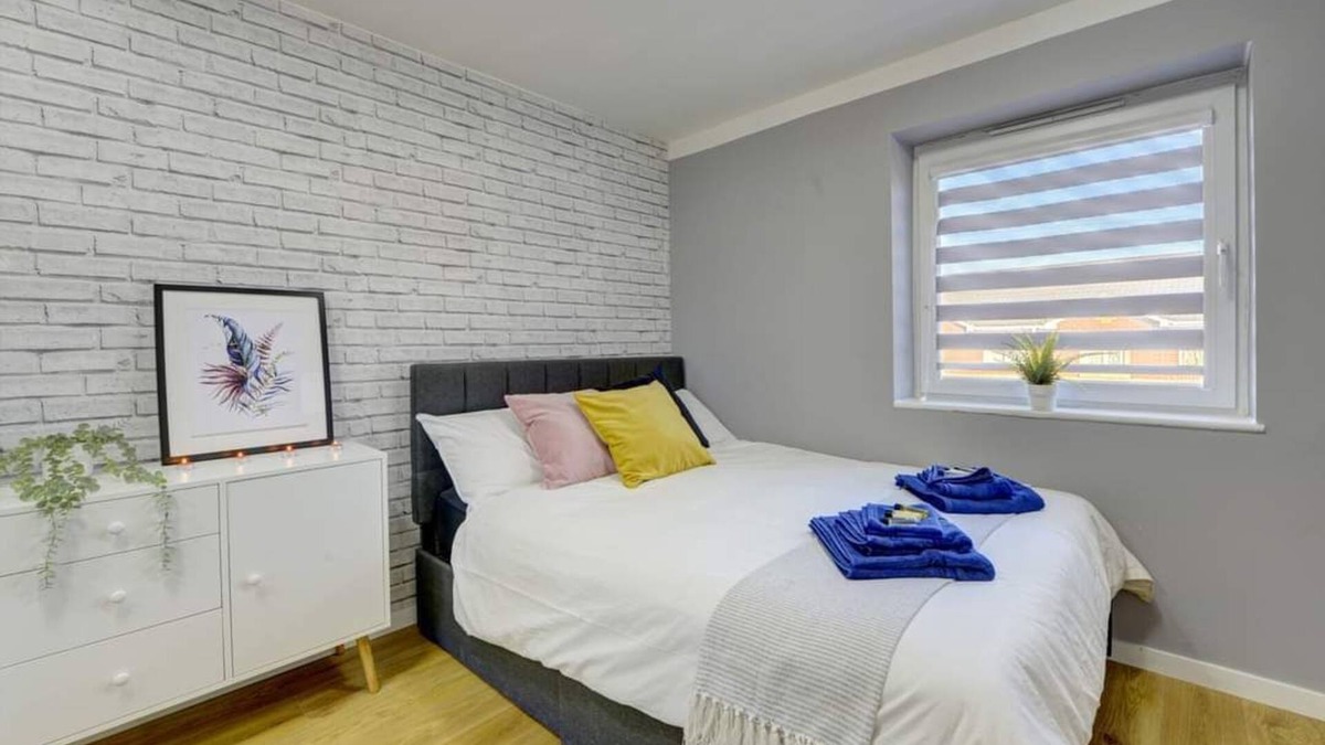 Rugby House | Stylish 2 bed house with parking in rugby