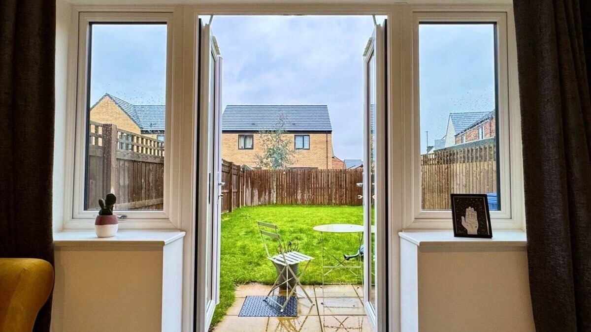 Doncaster House | Stylish 2 Bedroom Home Near Lake | Free Parking
