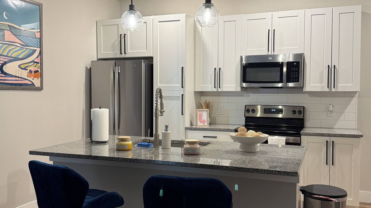 Olivette Apartment | Stylish 2-bedroom apartment with AC, Pool, WiFi in vibrant St. Louis
