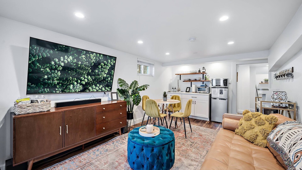 Regis Apartment | Stylish 2 bedroom Apt Steps from Tennyson/Regis